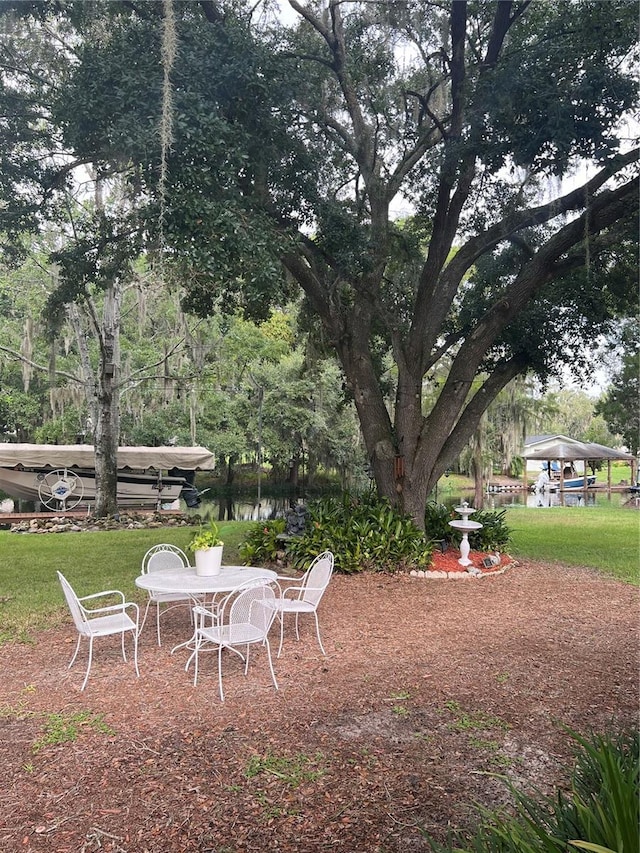 view of yard featuring a water view