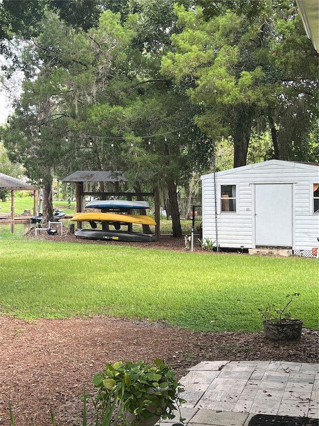 view of yard with a storage unit