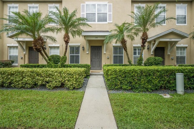 view of front of property featuring a front yard