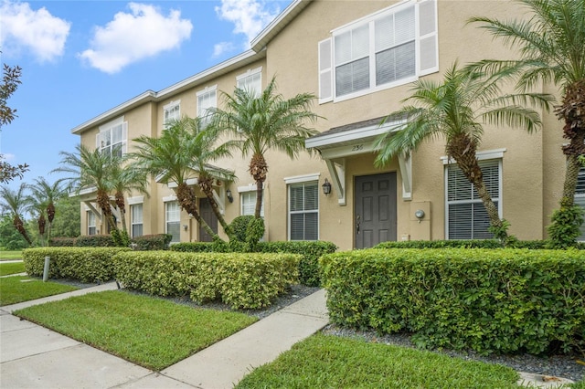 view of front of house featuring a front lawn