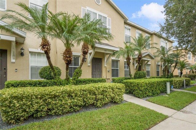 townhome / multi-family property featuring a front yard