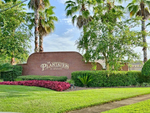 community sign featuring a yard