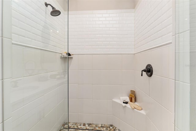 bathroom featuring a tile shower