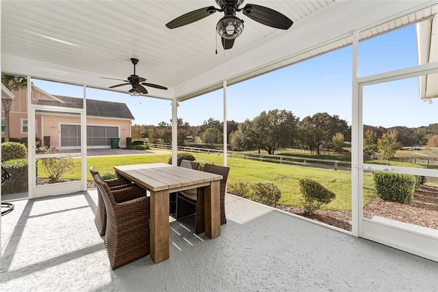 sunroom with ceiling fan