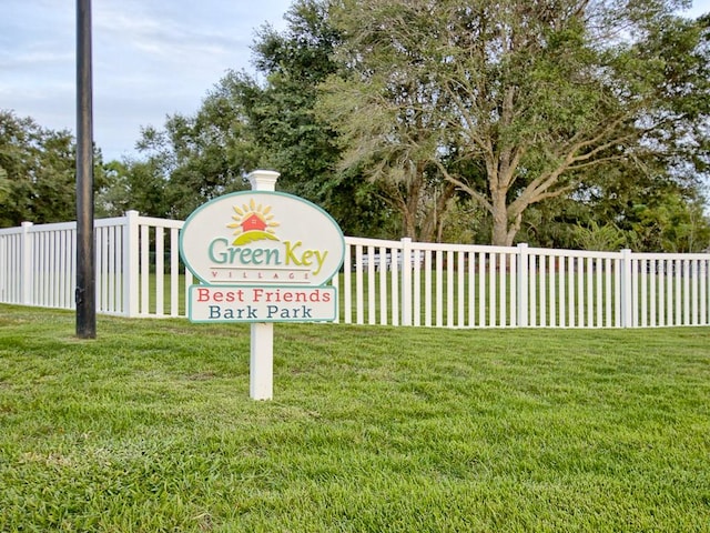 community sign with a yard