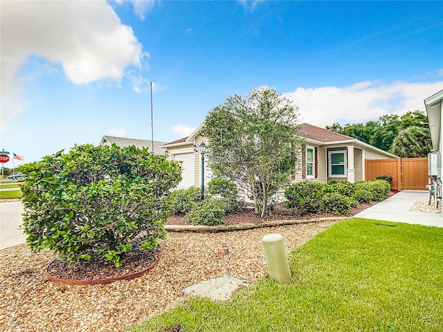 view of front of property featuring a front yard