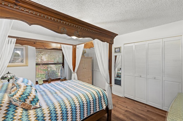 bedroom featuring a textured ceiling, hardwood / wood-style floors, and a closet