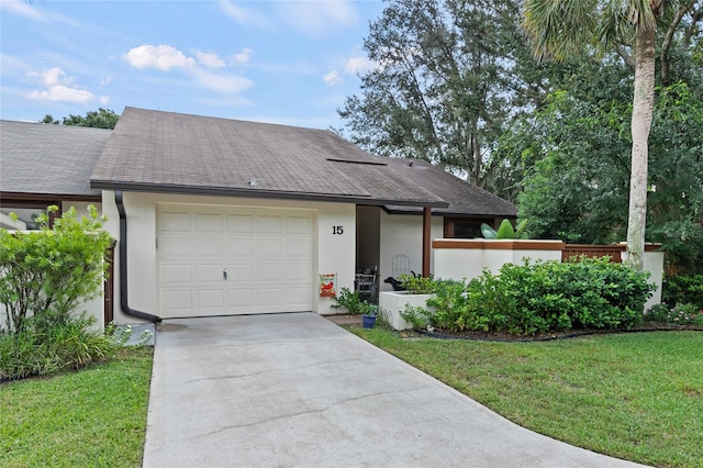 view of front facade featuring a front yard and a garage