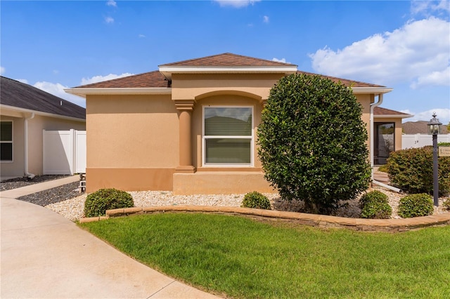 view of front of property with a front lawn