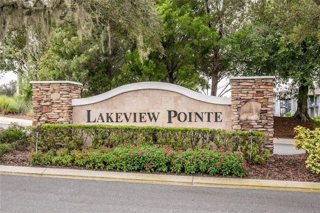 view of community / neighborhood sign