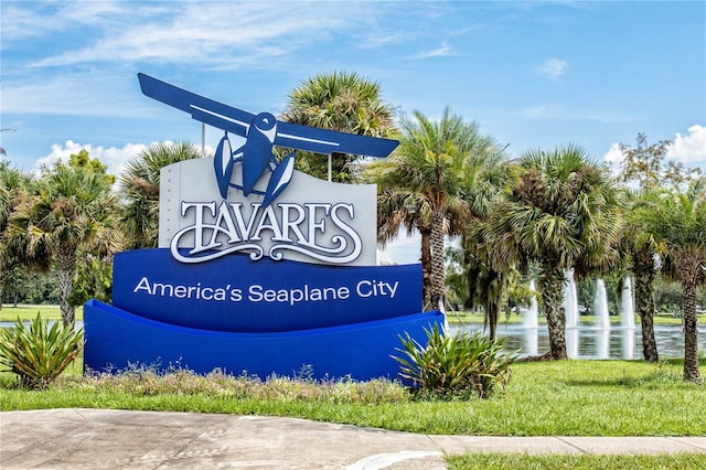 community / neighborhood sign featuring a water view