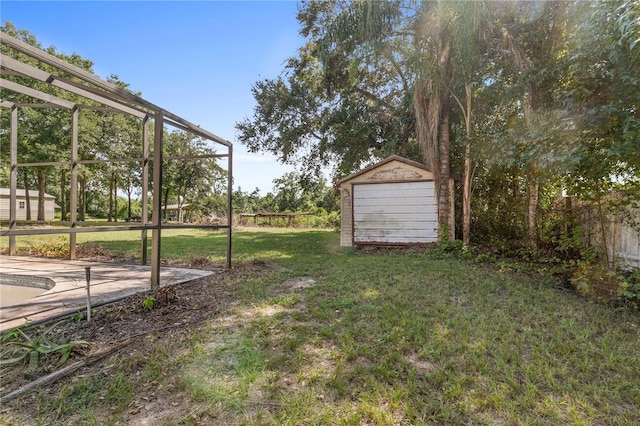 view of yard with a storage shed