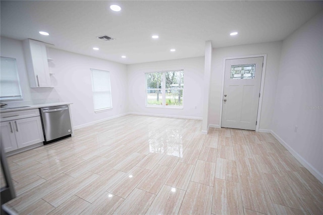 foyer featuring baseboards, light wood-style floors, visible vents, and recessed lighting