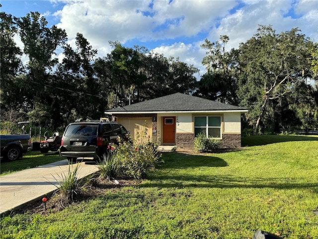 view of front of property with a front yard