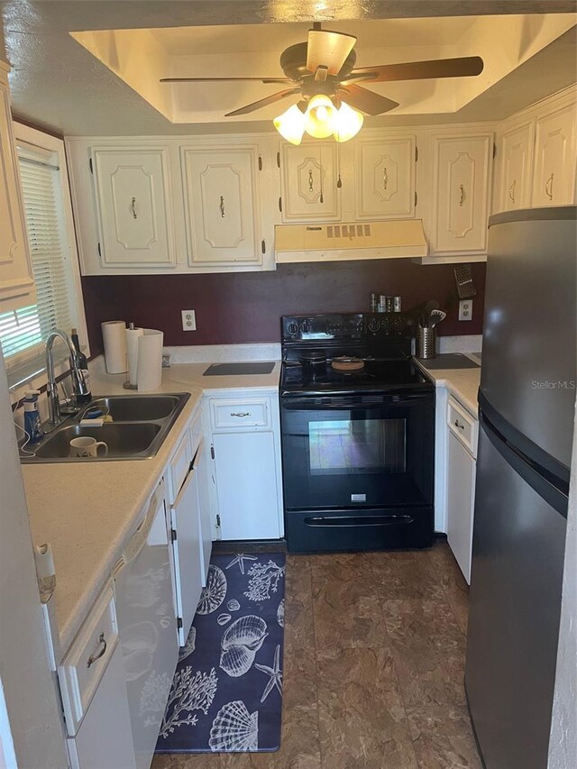 kitchen with black range with electric stovetop, ceiling fan, sink, extractor fan, and stainless steel refrigerator