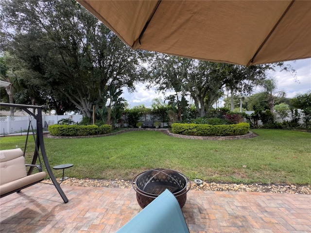 view of yard featuring a patio area