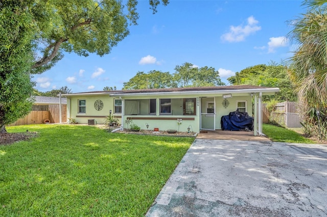 single story home with a front lawn