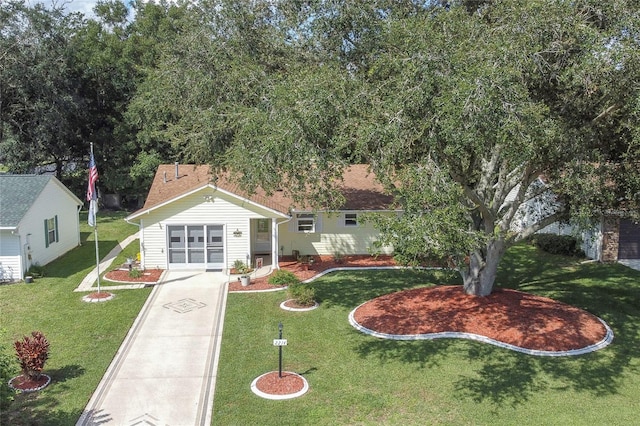 view of front facade featuring a front yard