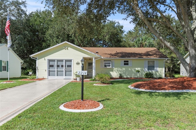 single story home featuring a front yard