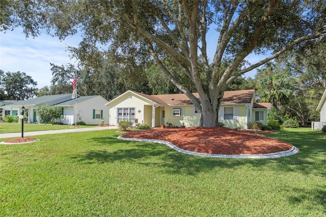 single story home with a front lawn