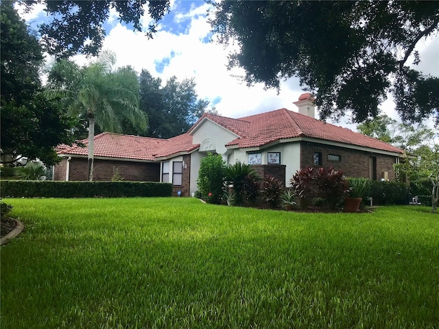 view of side of property featuring a lawn