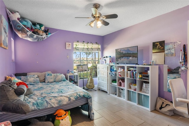 bedroom featuring ceiling fan and a textured ceiling