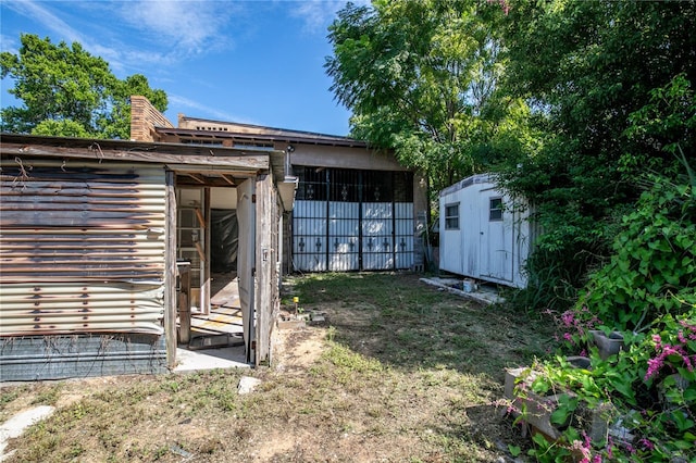 view of yard with a shed