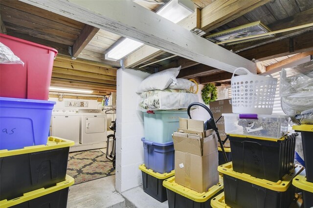 storage room featuring washing machine and clothes dryer