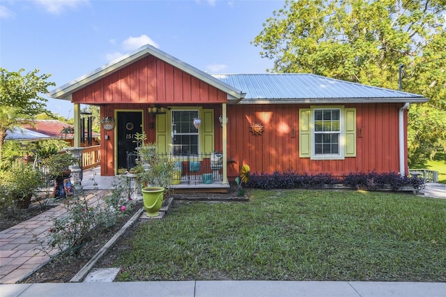 view of front of house featuring covered porch and a front yard