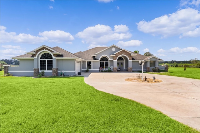 single story home with a front lawn