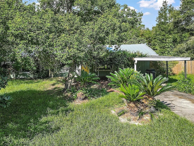 view of yard featuring a carport