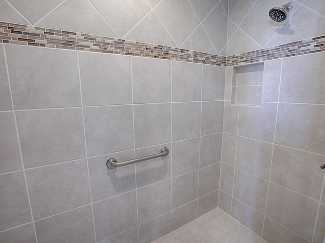 bathroom featuring tiled shower