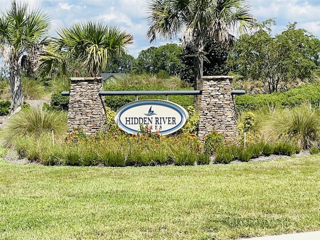 community sign featuring a yard