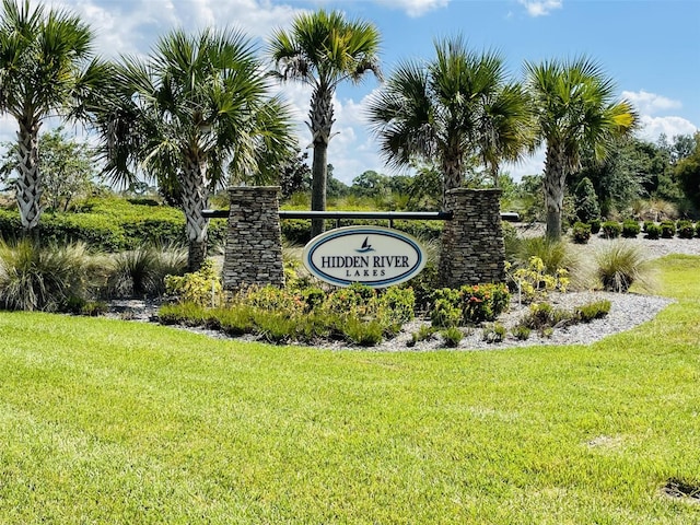 community sign featuring a yard