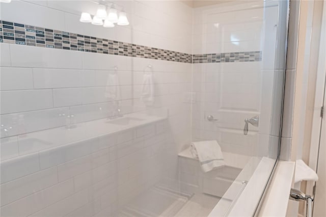 bathroom featuring tiled shower