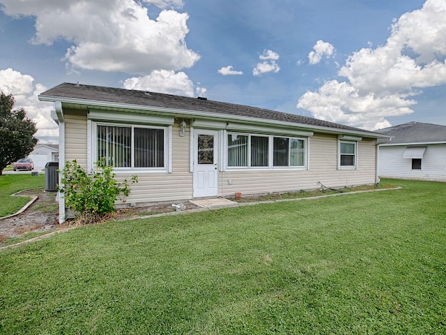 single story home with a front lawn