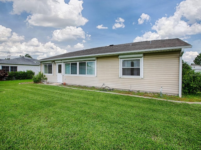 view of front of property featuring a front lawn