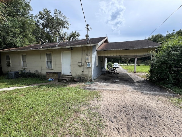 view of front of house with a front yard and a carport