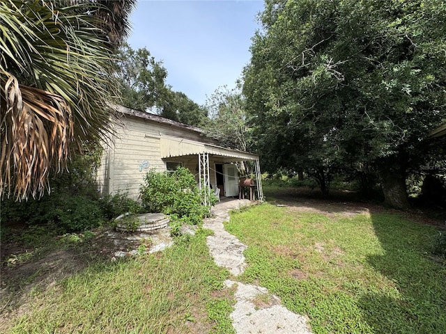 view of yard with a carport