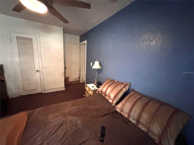 unfurnished bedroom featuring ceiling fan and a closet