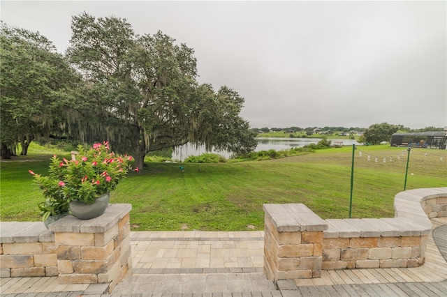 view of yard featuring a water view