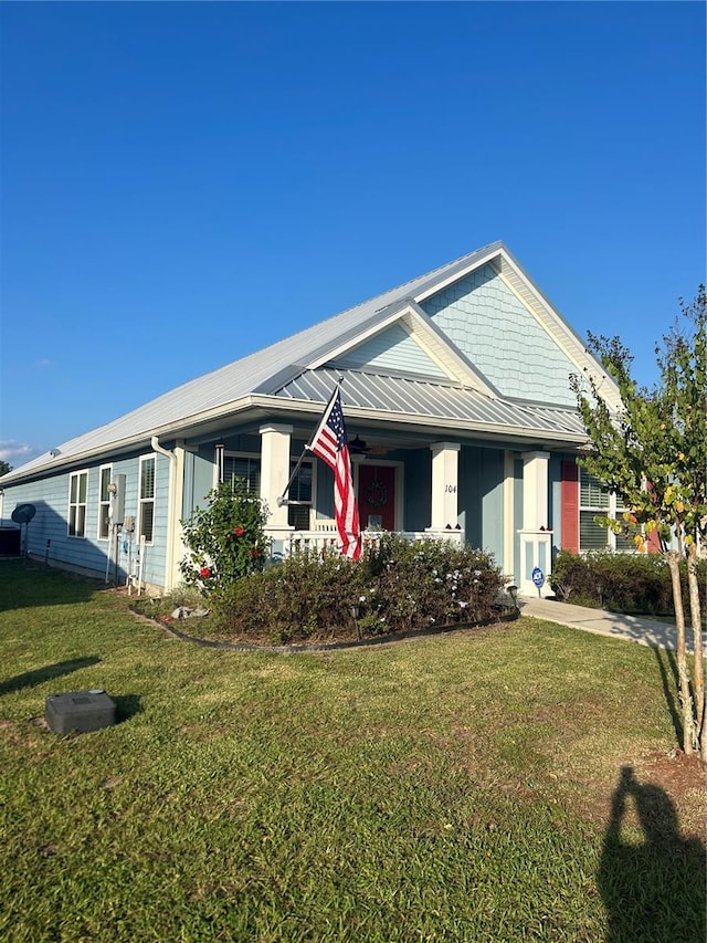 single story home with a front lawn