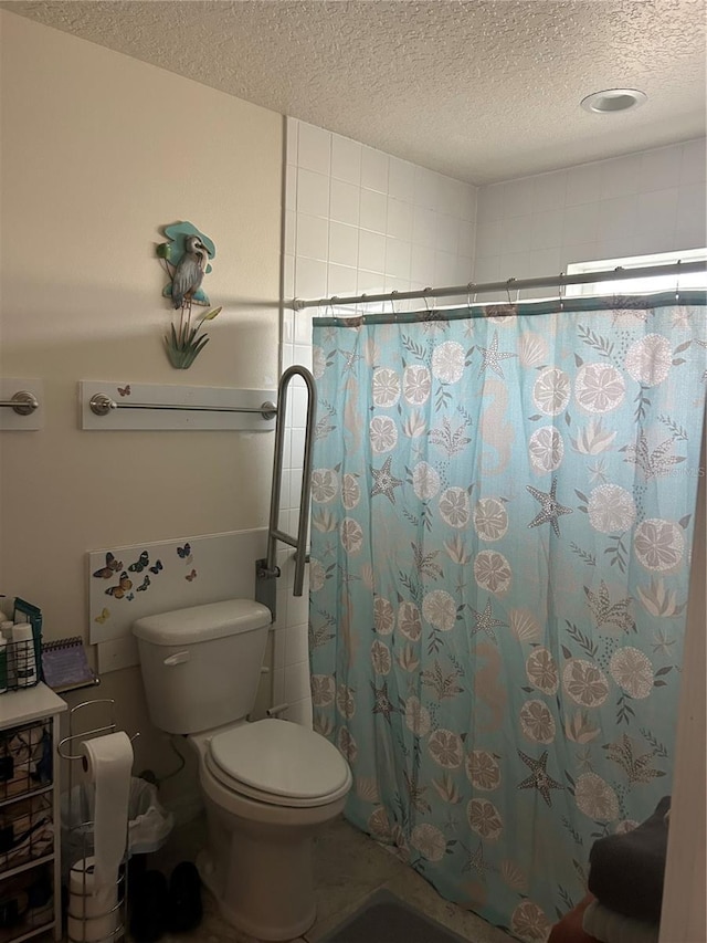 104 Turtle Run, Umatilla, FL 32784 - full bath with a textured ceiling, toilet, and a shower with shower curtain