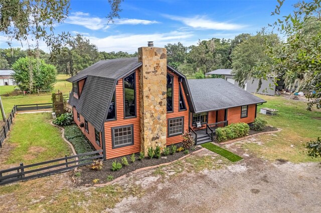 view of front of property with a front yard