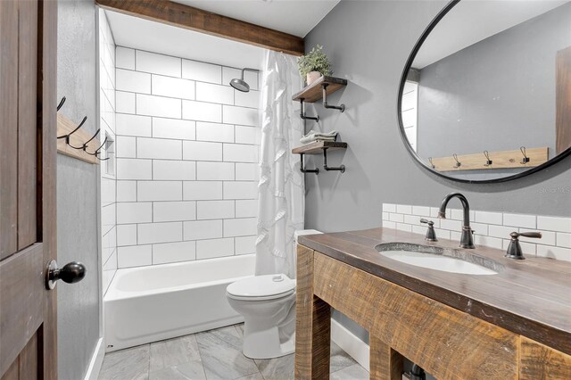 full bathroom featuring shower / tub combo with curtain, vanity, and toilet