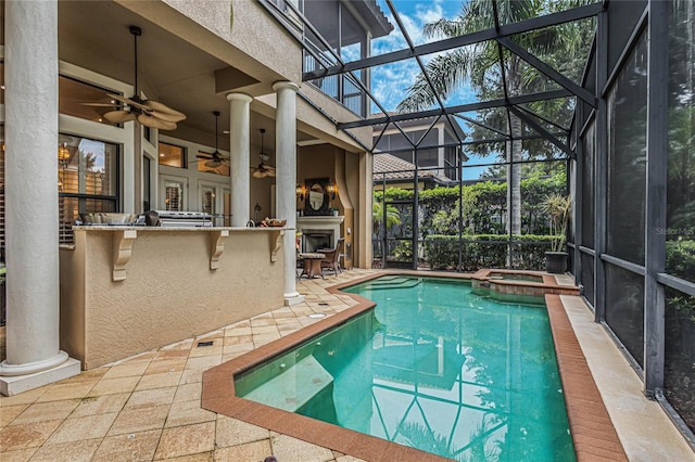 view of swimming pool featuring a patio, an in ground hot tub, a bar, a lanai, and ceiling fan