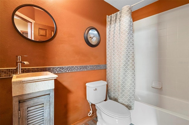 full bathroom featuring shower / tub combo with curtain, vanity, and toilet