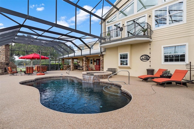 view of pool with an in ground hot tub, a patio area, and a lanai