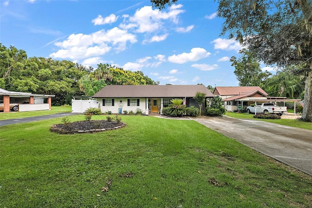 ranch-style house featuring a front lawn and a carport