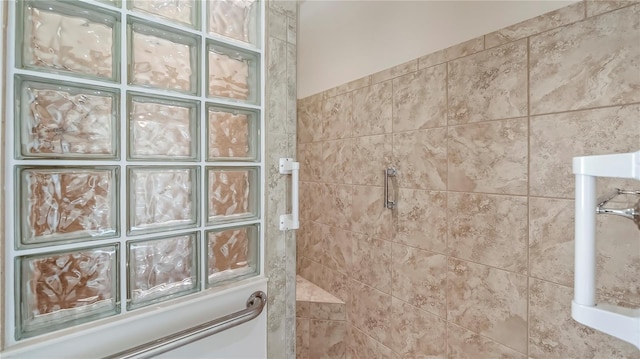 bathroom featuring a tile shower